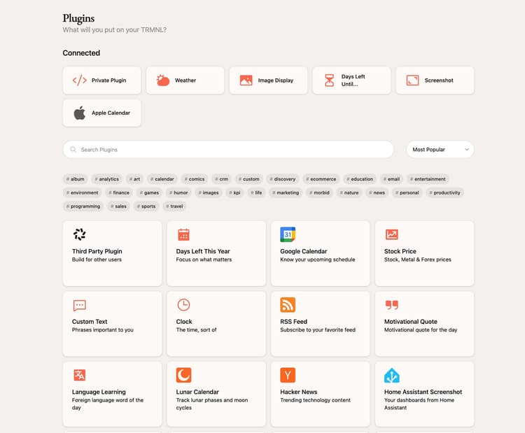 TRMNL dashboard 中的插件概览，包含日历、天气、RSS、股票和智能家居集成
